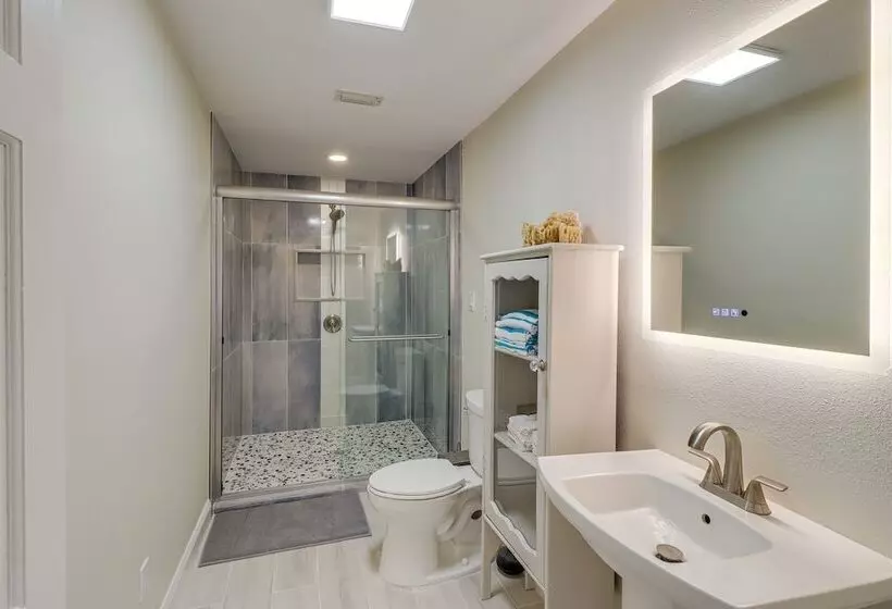 Private Pool & Lake Views: Family Home In Oxford