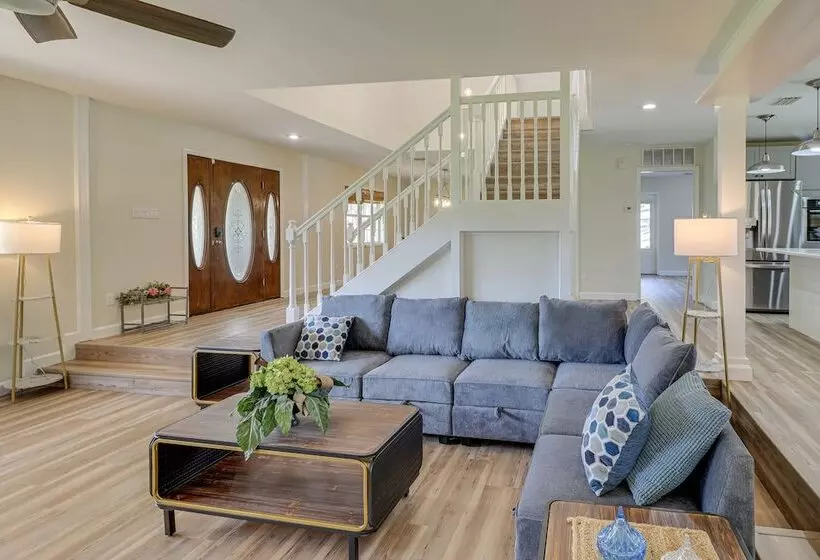 Private Pool & Lake Views: Family Home In Oxford