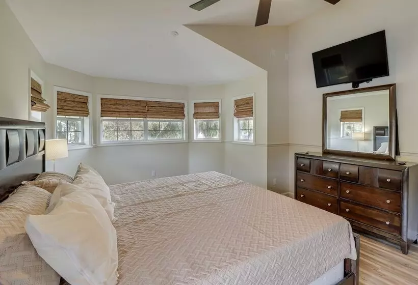 Private Pool & Lake Views: Family Home In Oxford