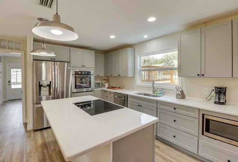 Private Pool & Lake Views: Family Home In Oxford