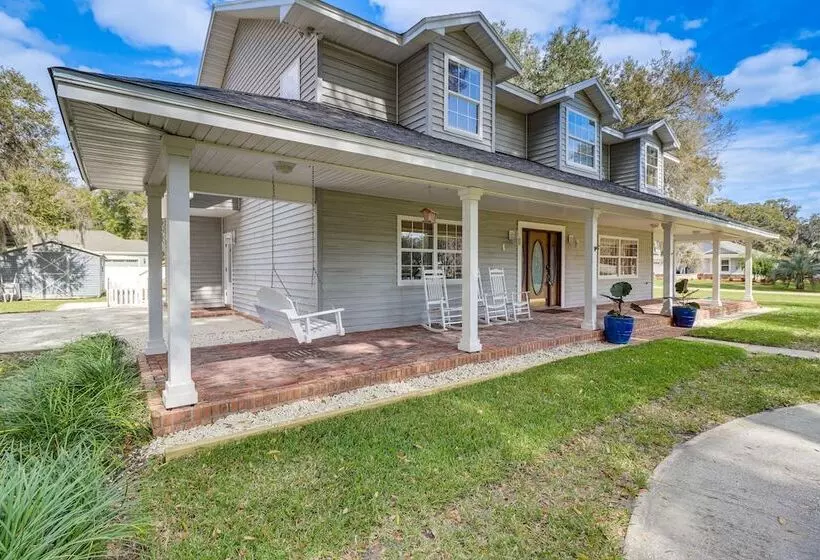 Private Pool & Lake Views: Family Home In Oxford