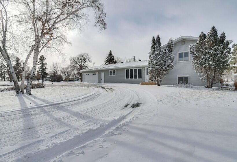 Hot Tub & Fenced Backyard: Moorhead Home!
