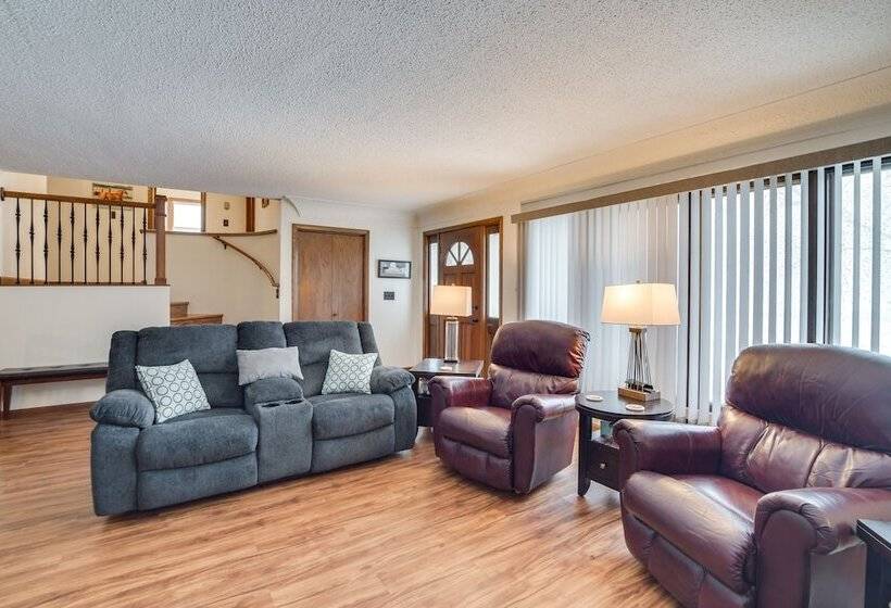 Hot Tub & Fenced Backyard: Moorhead Home!