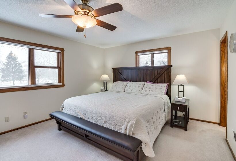 Hot Tub & Fenced Backyard: Moorhead Home!