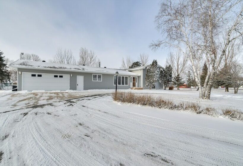 Hot Tub & Fenced Backyard: Moorhead Home!