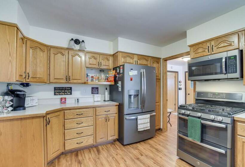 Hot Tub & Fenced Backyard: Moorhead Home!