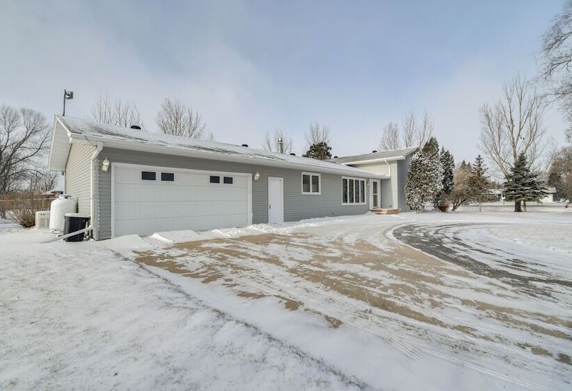 Hot Tub & Fenced Backyard: Moorhead Home!