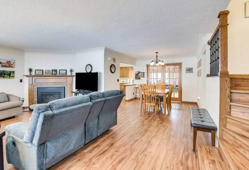 Hot Tub & Fenced Backyard: Moorhead Home!