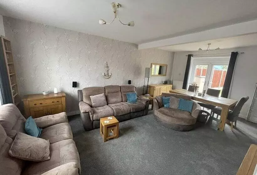 Residenssi Beautiful 3 Bed House In Romford