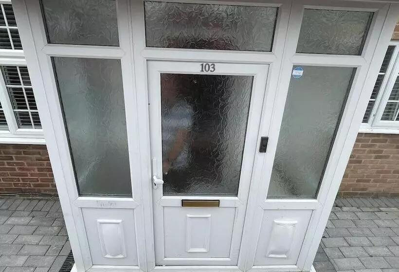 Residenssi Beautiful 3 Bed House In Romford