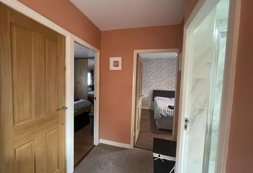 Residenssi Beautiful 3 Bed House In Romford