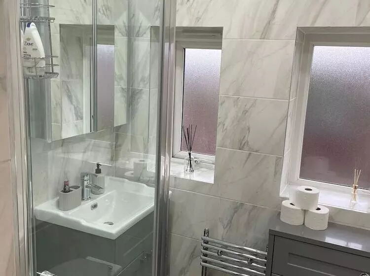 Residenssi Beautiful 3 Bed House In Romford