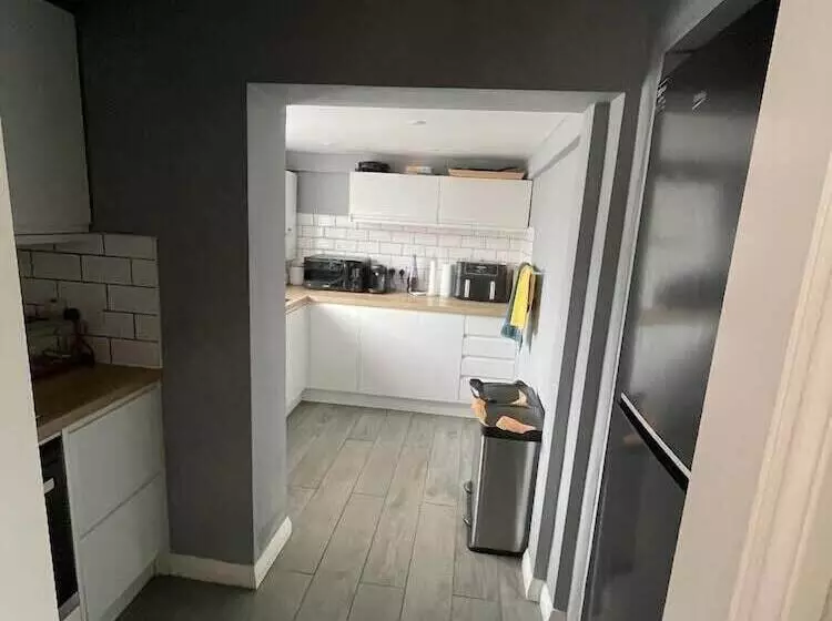 Residenssi Beautiful 3 Bed House In Romford