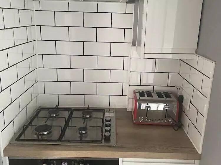 Residenssi Beautiful 3 Bed House In Romford