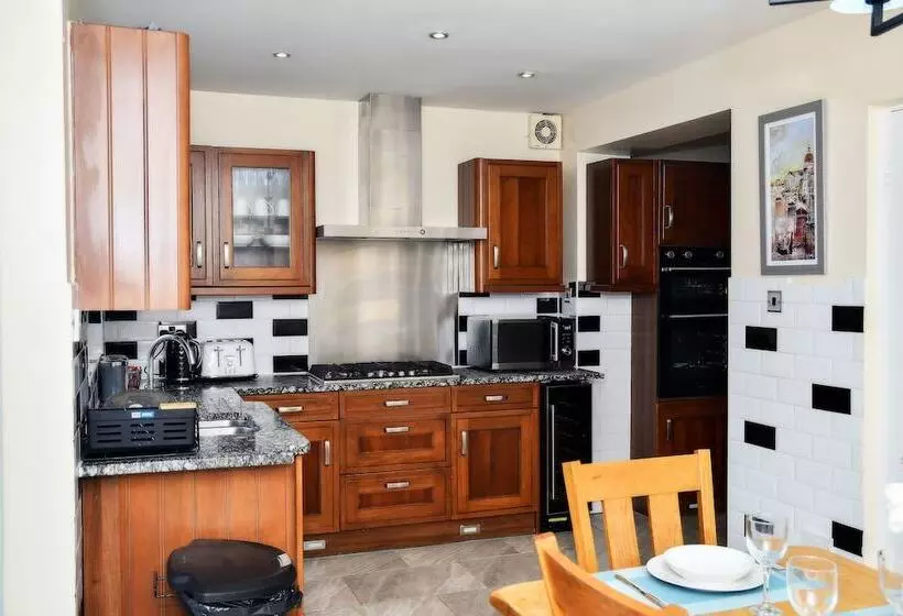 Residenssi Stylish 6 Bed Home