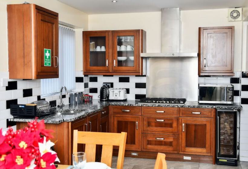 レジデンス Stylish 6 Bed Home