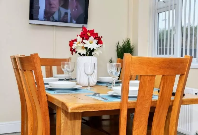 Residenssi Stylish 6 Bed Home