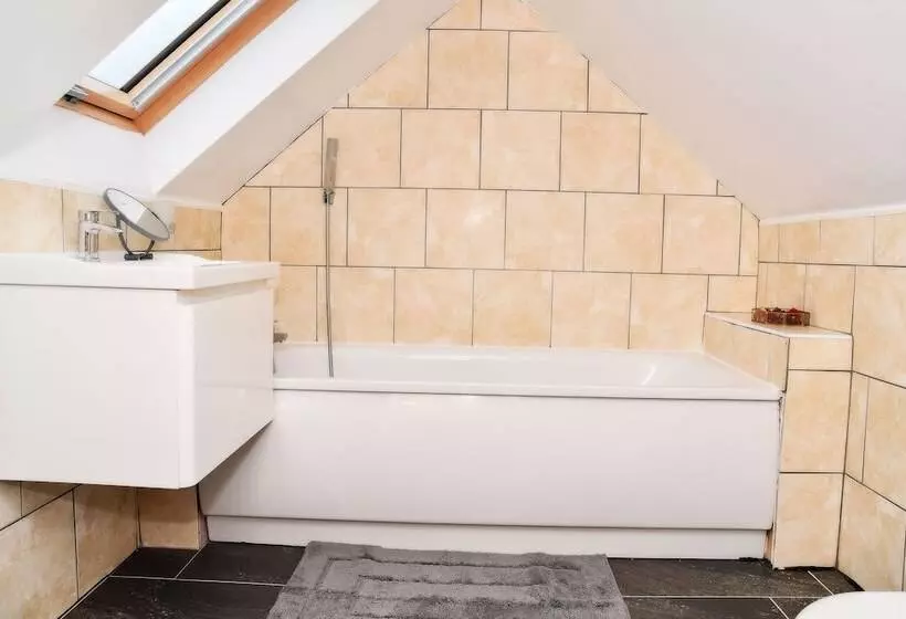 Residenssi Stylish 6 Bed Home