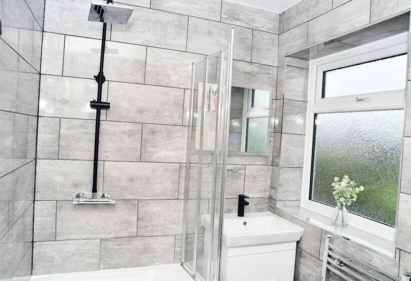 レジデンス Stylish 6 Bed Home