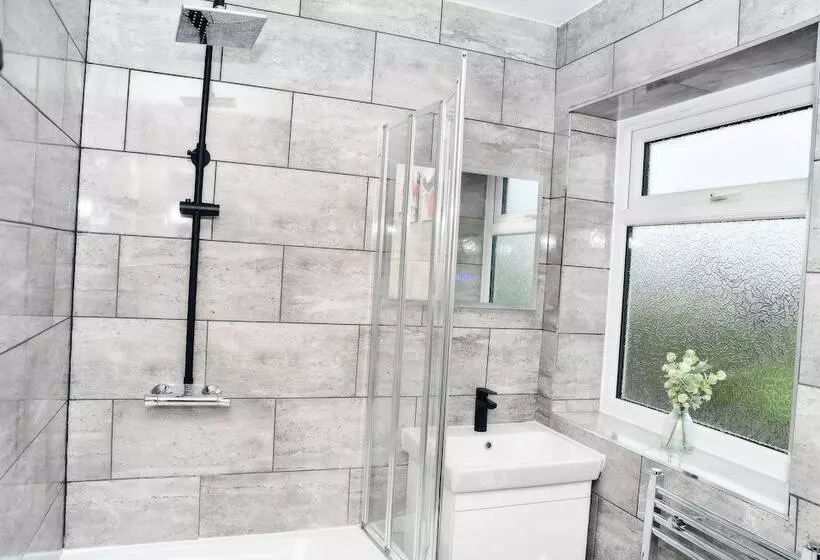 Residenssi Stylish 6 Bed Home