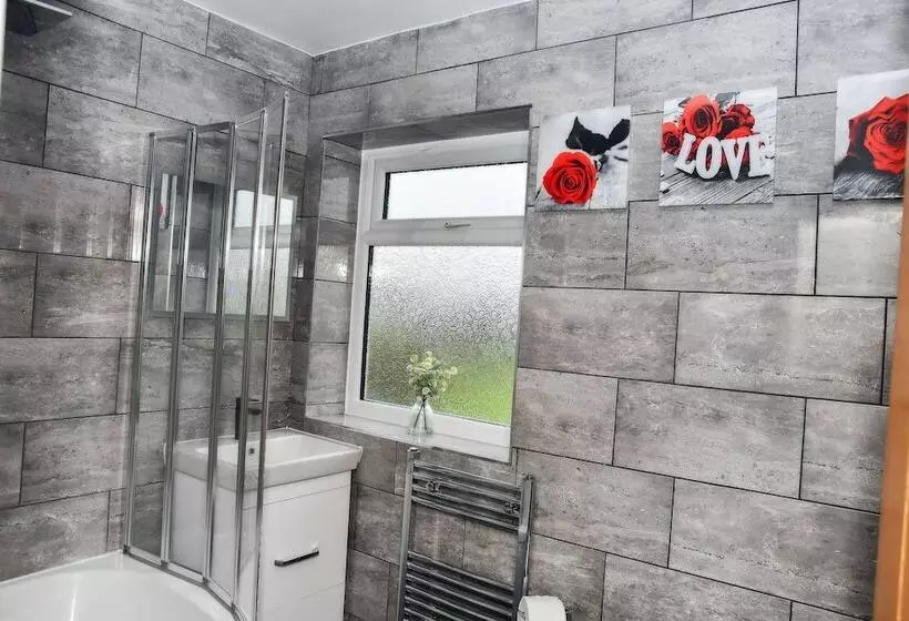 Residenssi Stylish 6 Bed Home