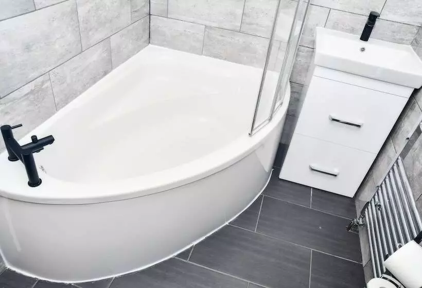 Residenssi Stylish 6 Bed Home