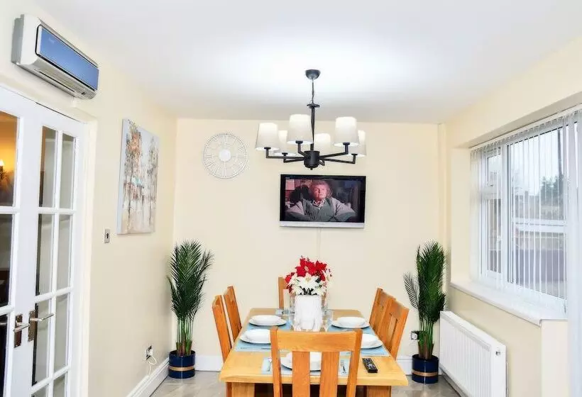 Residenssi Stylish 6 Bed Home