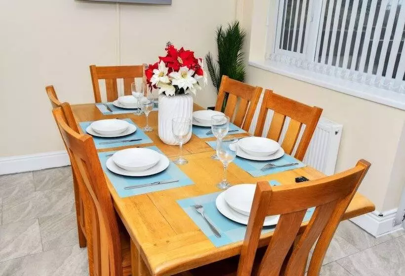 Residenssi Stylish 6 Bed Home