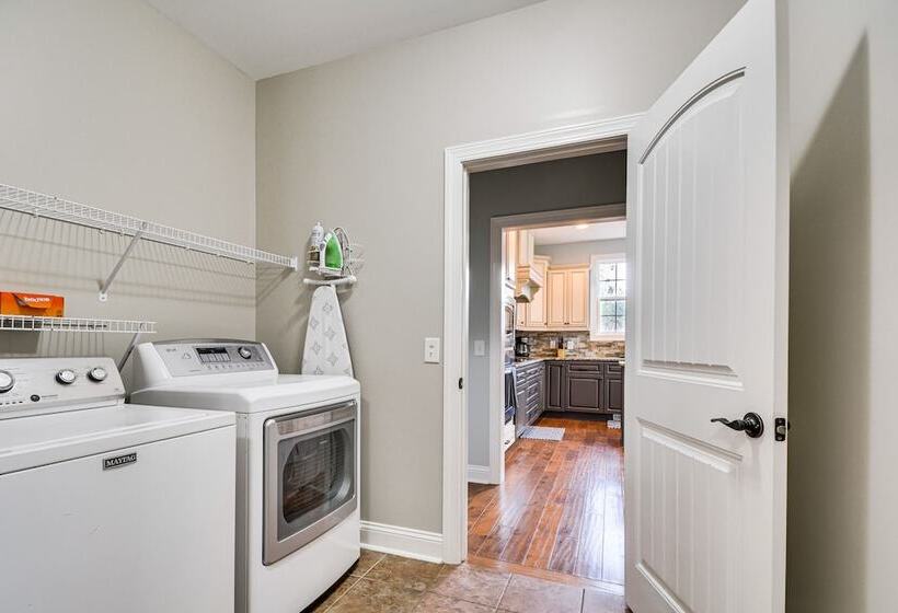 Spacious Home W/ Fireplace   Near Pinehurst Golf!