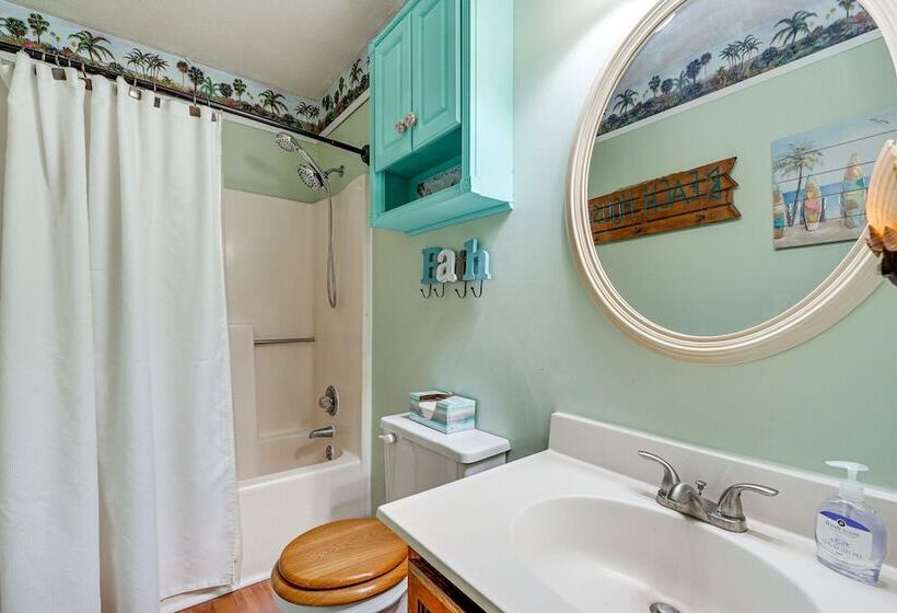 Wilmington Getaway Near Carolina Beach Boardwalk!