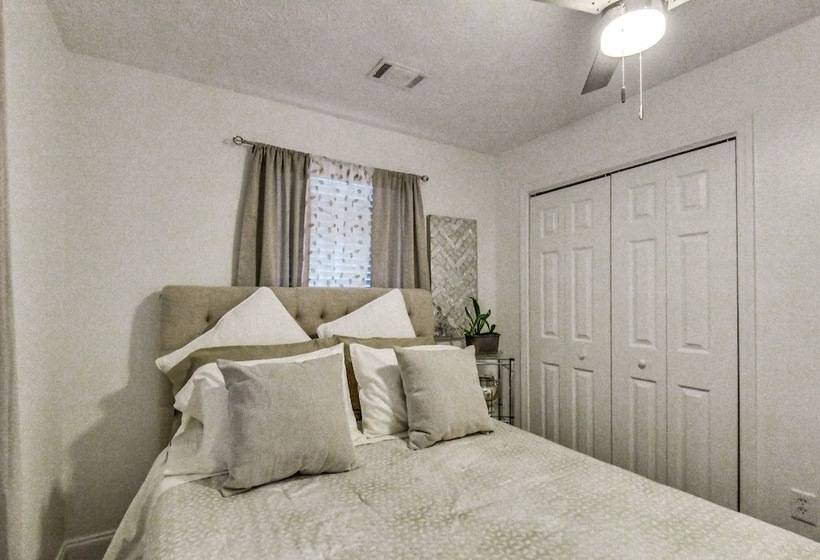 Athens Home W/ Deck, 1 Mi To Downtown!