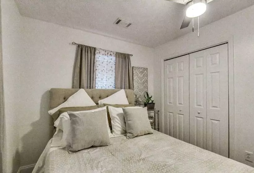 Athens Home W/ Deck, 1 Mi To Downtown!