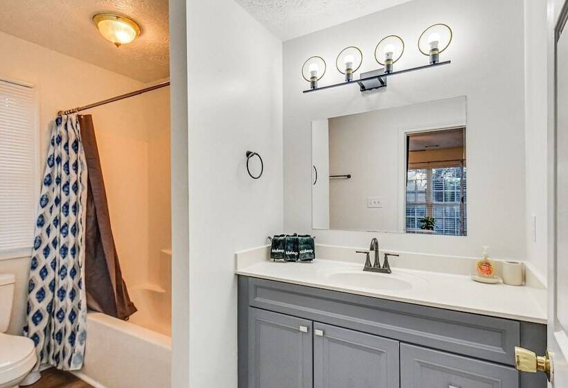 Athens Home W/ Deck, 1 Mi To Downtown!