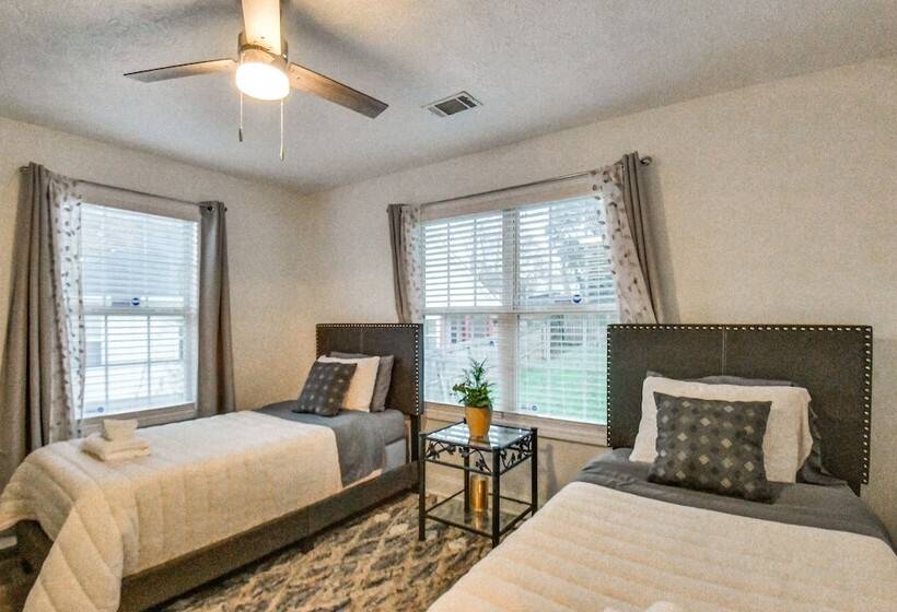 Athens Home W/ Deck, 1 Mi To Downtown!