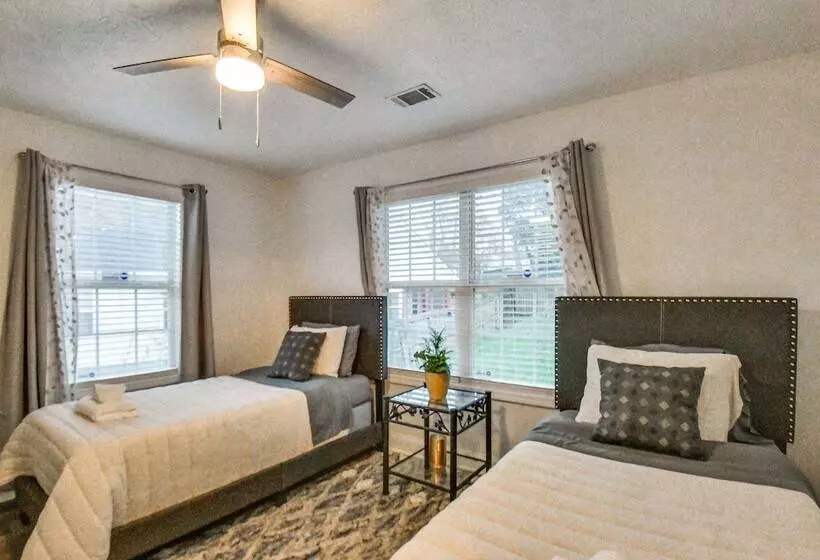 Athens Home W/ Deck, 1 Mi To Downtown!