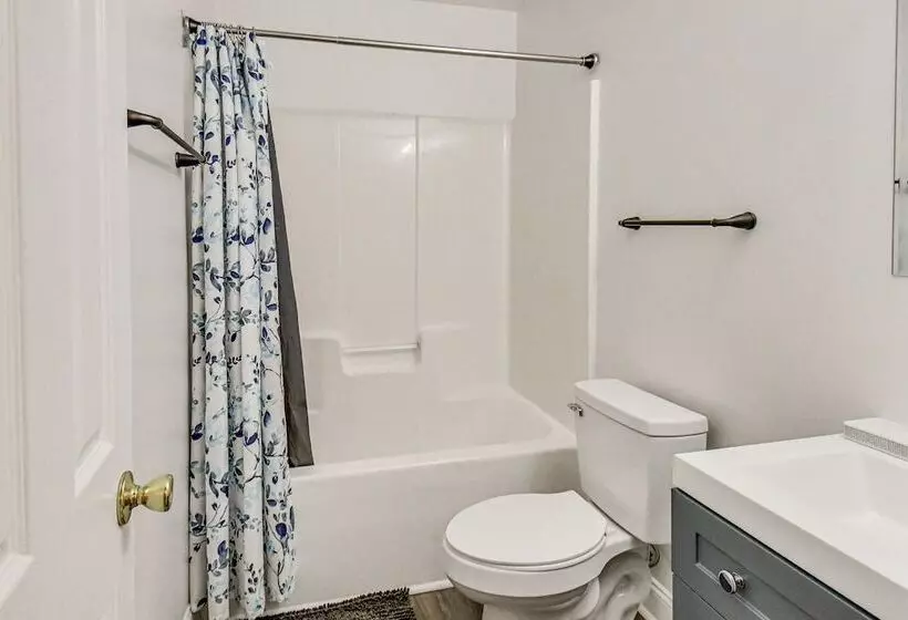 Athens Home W/ Deck, 1 Mi To Downtown!