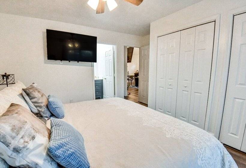 Athens Home W/ Deck, 1 Mi To Downtown!