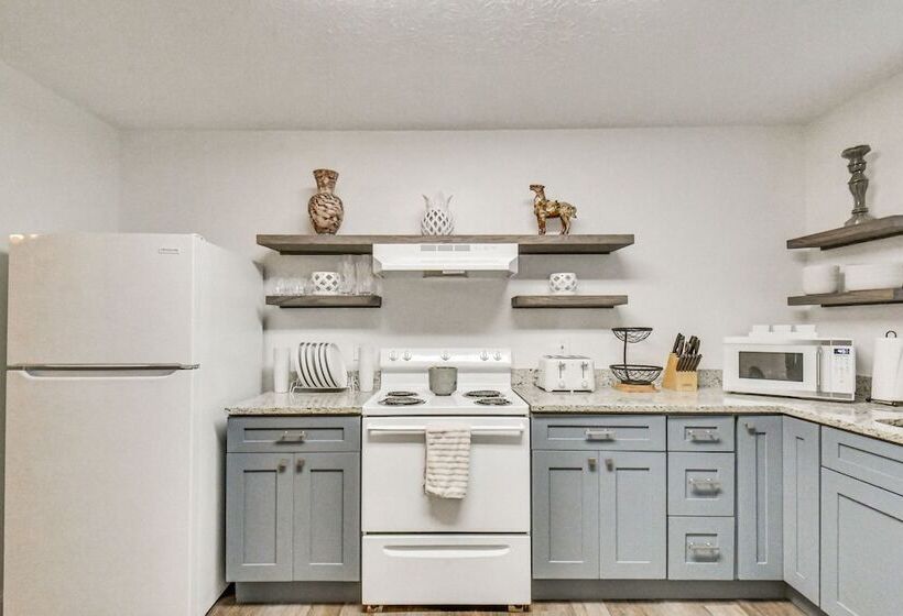 Athens Home W/ Deck, 1 Mi To Downtown!