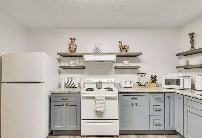 Athens Home W/ Deck, 1 Mi To Downtown!