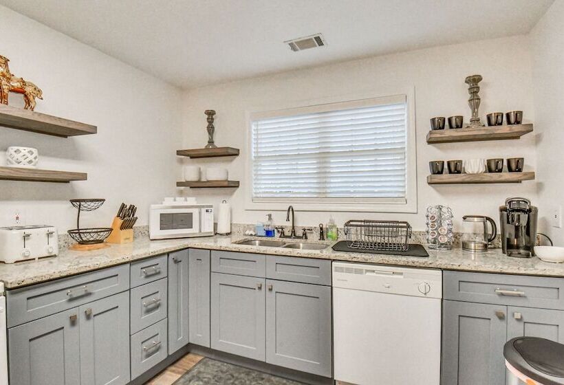 Athens Home W/ Deck, 1 Mi To Downtown!