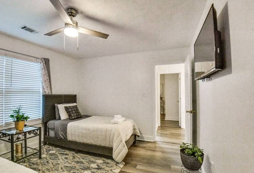 Athens Home W/ Deck, 1 Mi To Downtown!