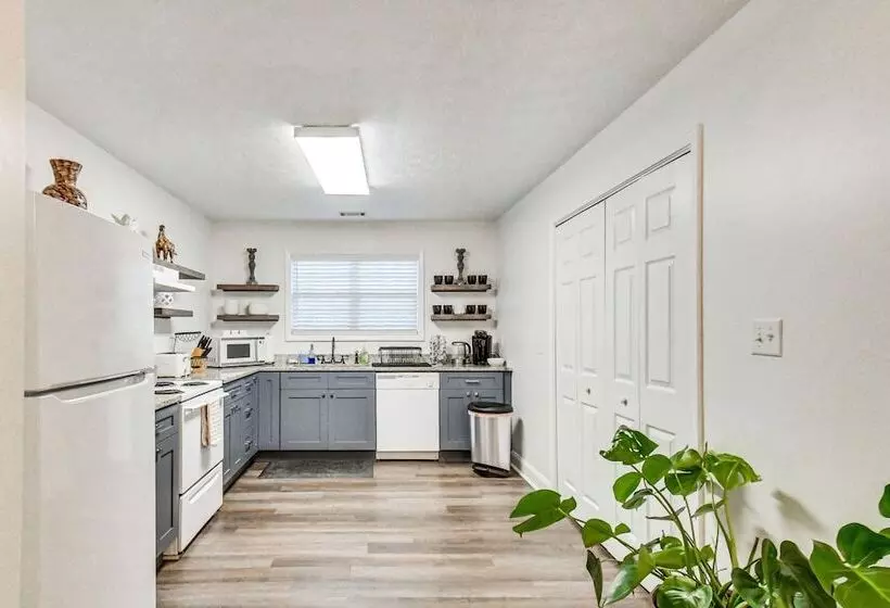 Athens Home W/ Deck, 1 Mi To Downtown!