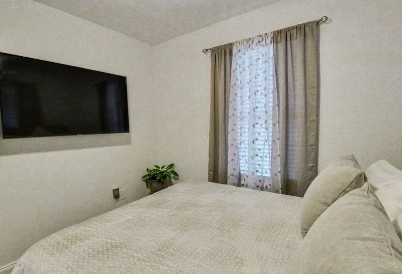 Athens Home W/ Deck, 1 Mi To Downtown!