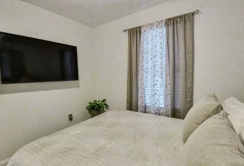 Athens Home W/ Deck, 1 Mi To Downtown!