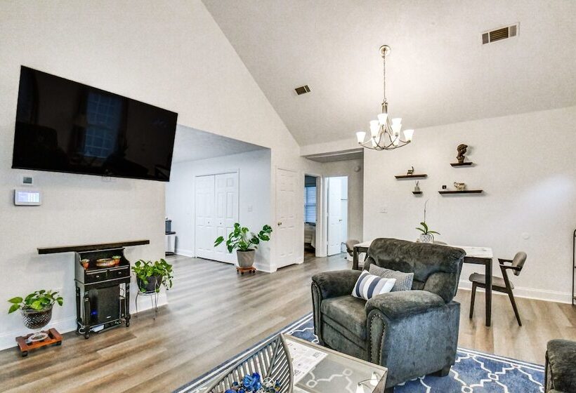 Athens Home W/ Deck, 1 Mi To Downtown!