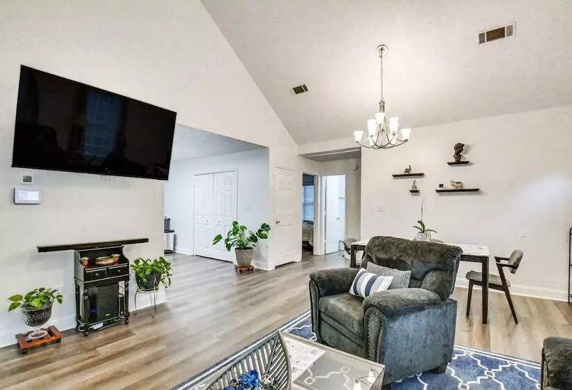 Athens Home W/ Deck, 1 Mi To Downtown!
