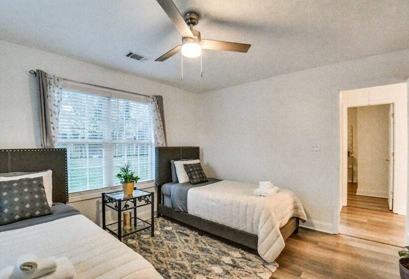 Athens Home W/ Deck, 1 Mi To Downtown!