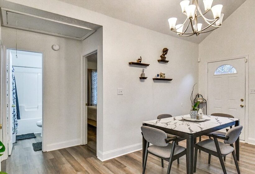 Athens Home W/ Deck, 1 Mi To Downtown!