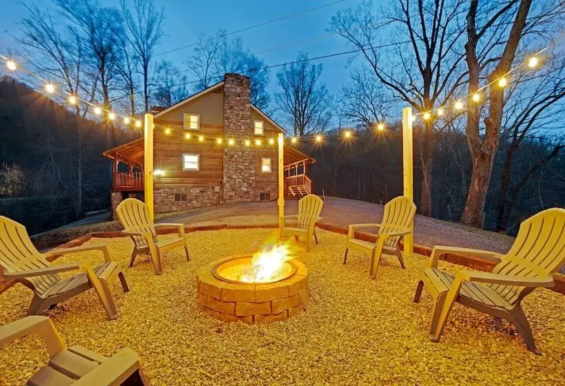 Cozy Log Cabin In Canton: Close To Hikes!