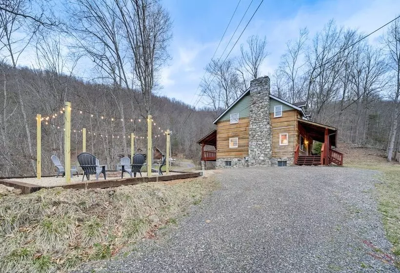 Cozy Log Cabin In Canton: Close To Hikes!